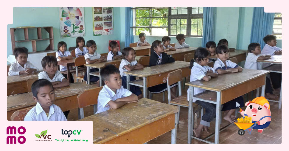 Phòng Tin học của trường không có máy tính, học sinh chỉ được học lý thuyết trên sách giáo khoa
