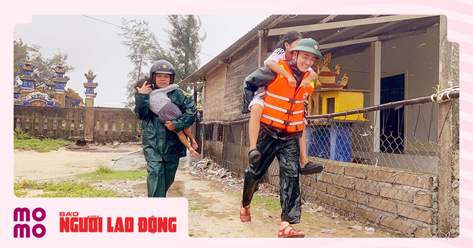 Các lực lượng cứu hộ hỗ trợ sơ tán người dân di chuyển an toàn qua vùng ngập sau bão số 10