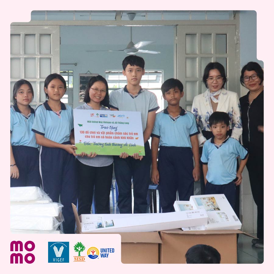 Tặng hơn 2.000 phần quà cho các em nhỏ có hoàn cảnh khó khăn tại Hà Nội và Tp.HaCM (Tháng 09/2024)