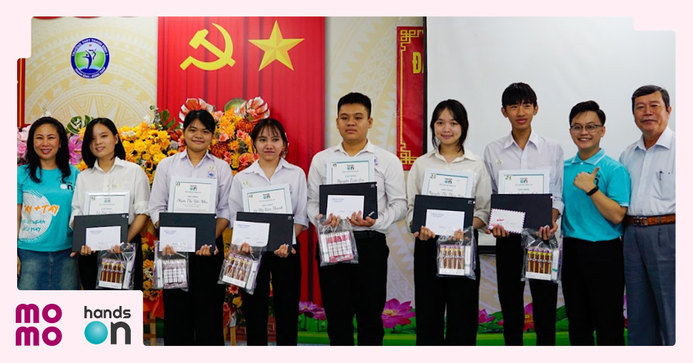 Handson đã bắt đầu hành trình tay cộng tay tiếp sức cho các em được tiếp tục đến trường trong suốt 5 năm qua với 702 suất học bổng đã được trao - 1