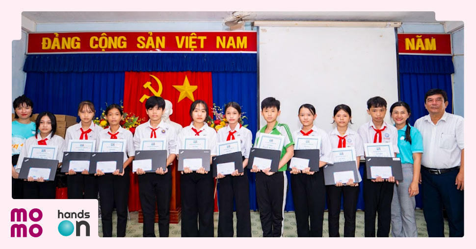 Handson đã bắt đầu hành trình tay cộng tay tiếp sức cho các em được tiếp tục đến trường trong suốt 5 năm qua với 702 suất học bổng đã được trao - 2
