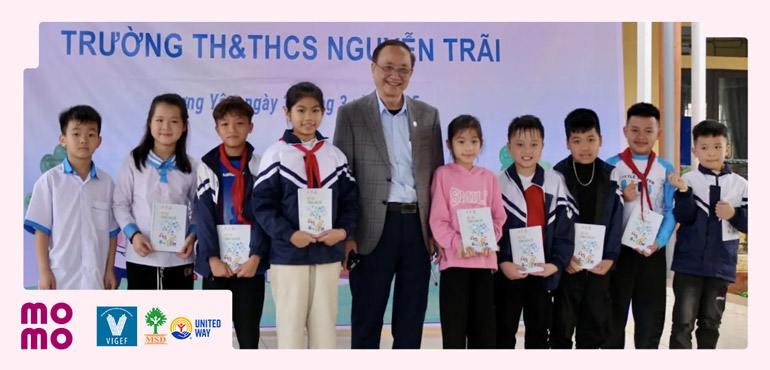 Tặng 12 máy vi tính cho khối tiểu học của Trường TH và THCS Nguyễn Trãi, huyện Ân Thi, tỉnh Hưng Yên