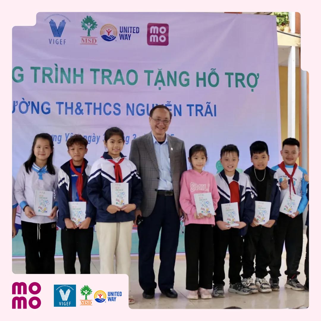 Tặng 12 máy vi tính cho khối tiểu học của Trường TH và THCS Nguyễn Trãi, huyện Ân Thi, tỉnh Hưng Yên