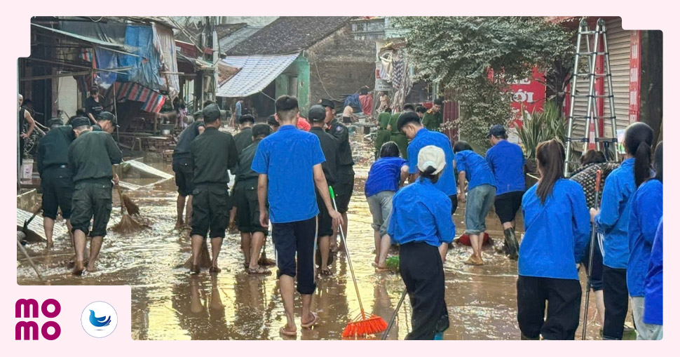 Thành viên của CLB Tình nguyện viên Thủ đô hỗ trợ bà con dọn dẹp sau lũ - 1