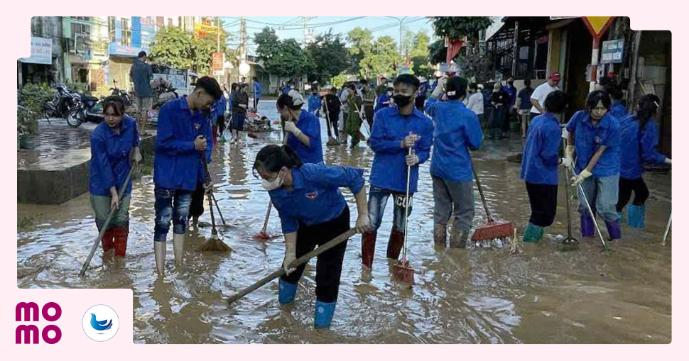 Thành viên của CLB Tình nguyện viên Thủ đô hỗ trợ bà con dọn dẹp sau lũ - 2