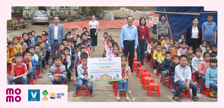 Gửi tặng 10 máy tính và 03 loa thầy trò Trường Tiểu học Sơn Điện I, huyện Quan Sơn, tỉnh Thanh Hóa