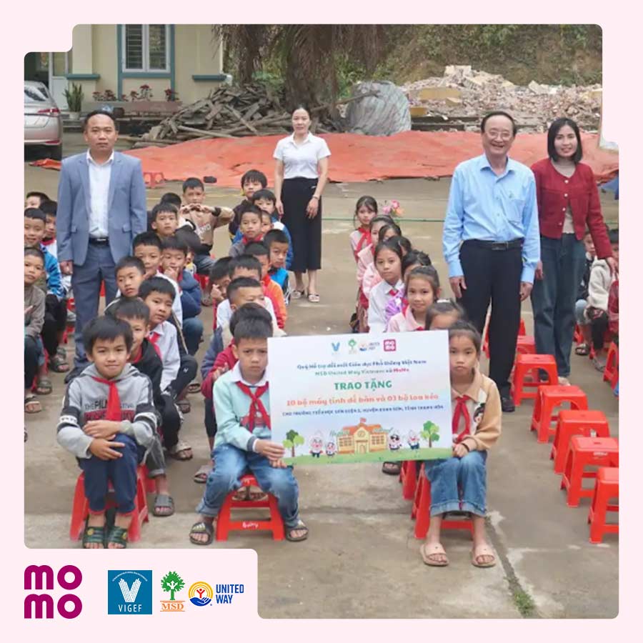 Gửi tặng 10 máy tính và 03 loa thầy trò Trường Tiểu học Sơn Điện I, huyện Quan Sơn, tỉnh Thanh Hóa