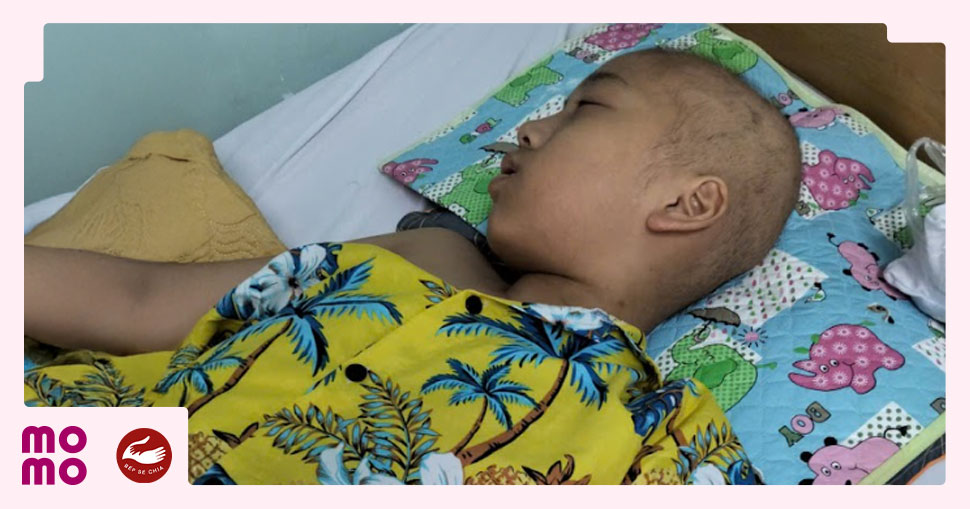 Tuổi còn nhỏ, nhưng cơ thể yếu ớt của bé Quân đang phải chống chọi với bệnh tật bằng những đợt truyền hóa chất nặng nề  - 1