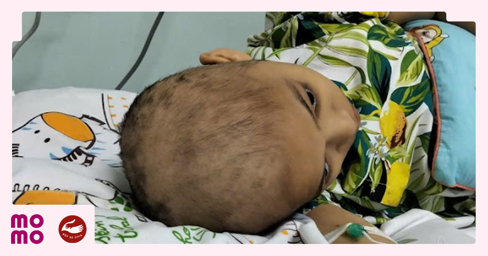 Tuổi còn nhỏ, nhưng cơ thể yếu ớt của bé Quân đang phải chống chọi với bệnh tật bằng những đợt truyền hóa chất nặng nề  - 2