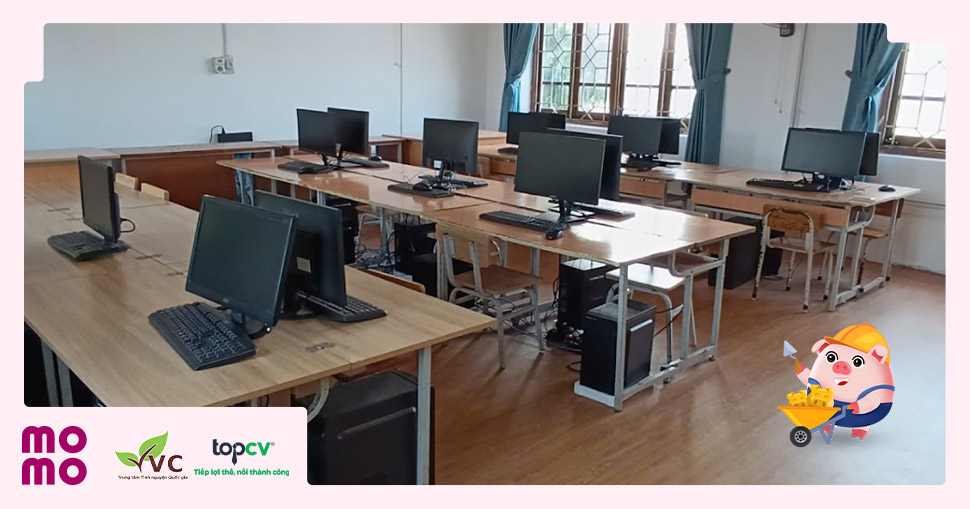 Phòng học đầy đủ máy tính không chỉ giúp tiết học trở nên sinh động, mà còn mở ra cơ hội để các em tiếp cận công nghệ - 1