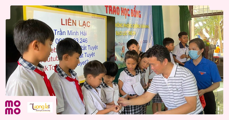 Tặng học bổng cho học sinh khó khăn và truyền thông phòng chống xâm hại, bạo lực tại trường tiểu học Phước Thể, xã Liên Hương, tỉnh Lâm Đồng