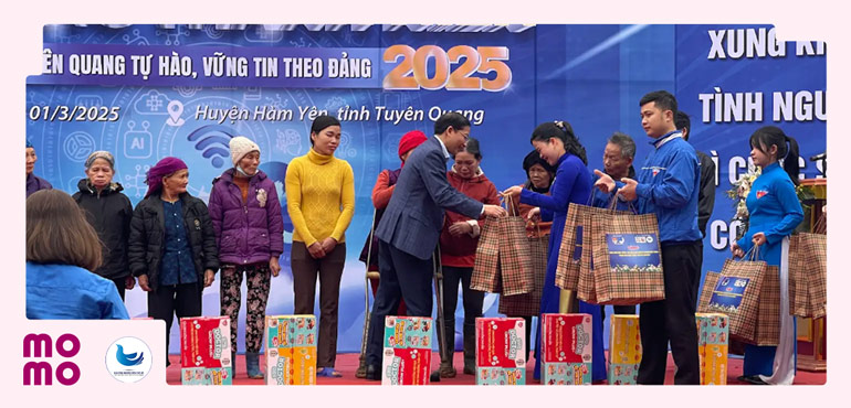 Tặng 200 phần quà cho các em học sinh có hoàn cảnh khó khăn và nhà khăn quàng đỏ tại Tuyên Quang