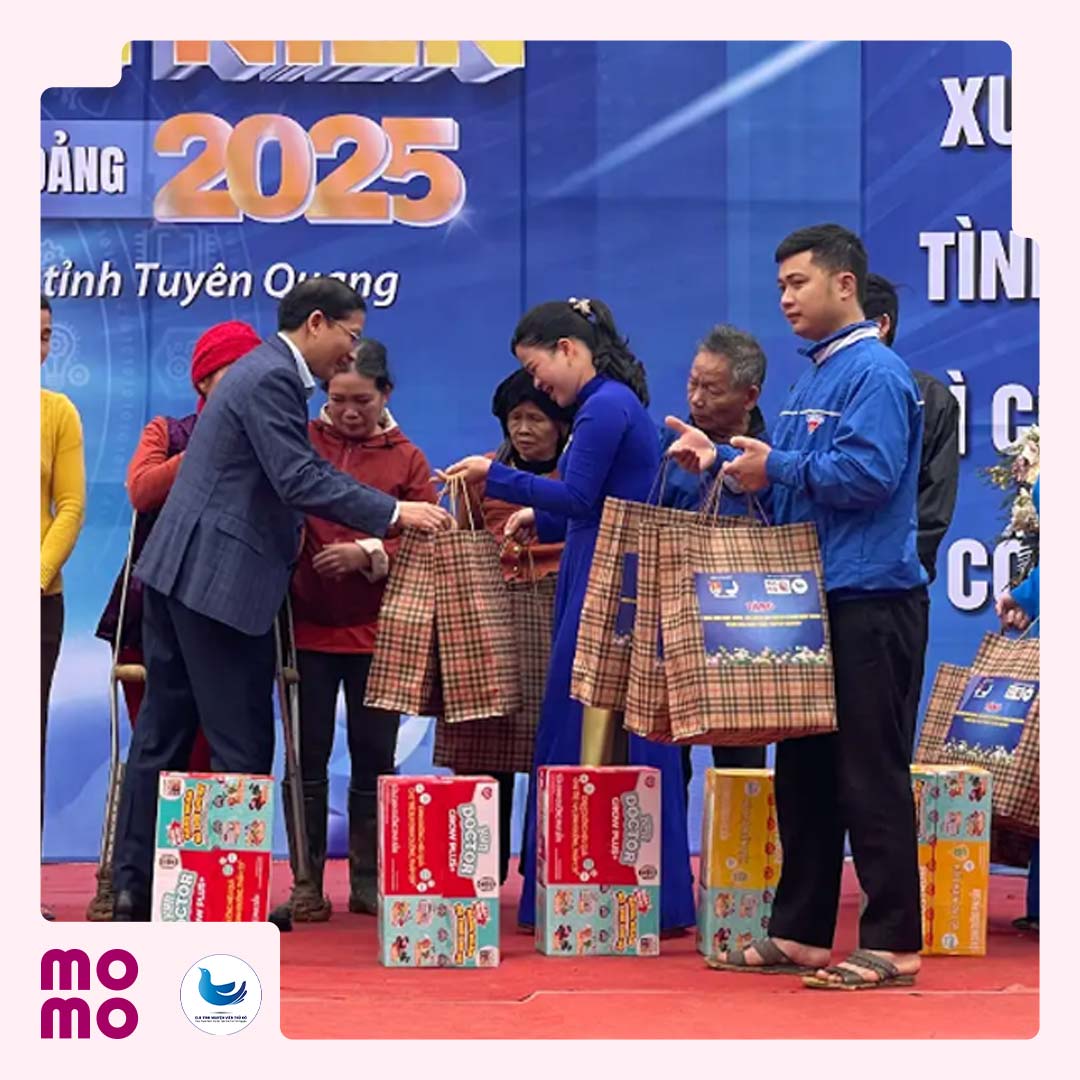 Tặng 200 phần quà cho các em học sinh có hoàn cảnh khó khăn và nhà khăn quàng đỏ tại Tuyên Quang