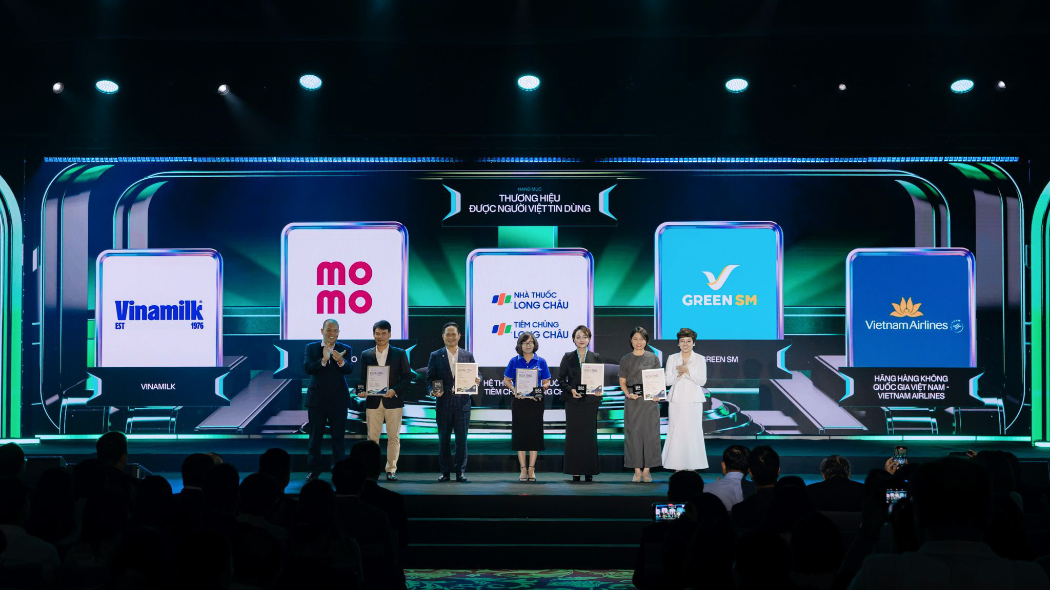 MoMo cùng các doanh nghiệp được trao giải Thương hiệu được người Việt tin dùng