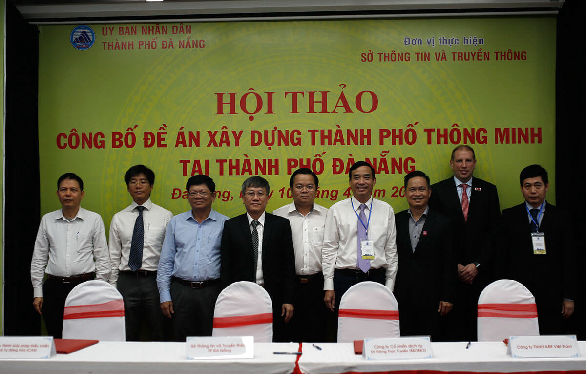 Ông Nguyễn Bá Diệp, Phó chủ tích Ví MoMo (thứ 3 từ trái sang phải) làm nghi thức ghi nhớ cùng lãnh đạo TP Đà Nẵng