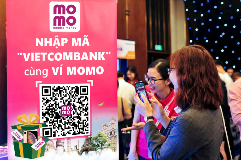 Vietcombank hợp tác Ví MoMo ủng hộ ngày không tiền mặt