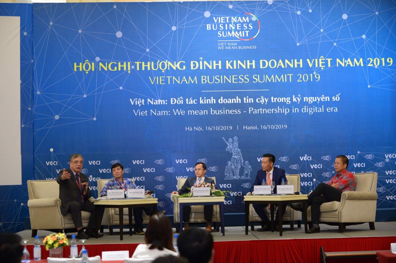Phiên 3 với chủ đề “Tối ưu hóa cơ hội kinh doanh tại Việt Nam” do ông Trần Đình Thiên, Nguyên viện trưởng Viện Kinh tế Việt Nam, Thành viên Tổ tư vấn Kinh tế của Thủ tướng điều phối