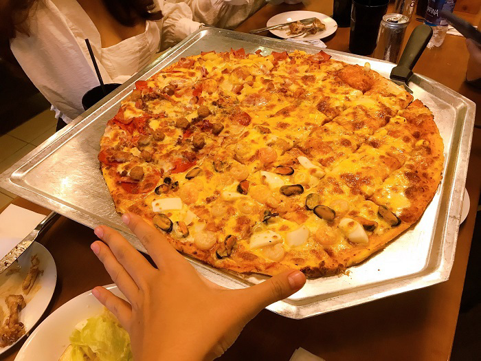 Set ngay một kèo ăn trưa cùng đồng nghiệp tại Yellow Cab Pizza ngay bạn ơi. Kéo một team từ 5 – 7 người và gọi một chiếc pizza 18inchs, kết hợp 4 hương vị để thưởng thức trọng vẹn nhất nhé.
