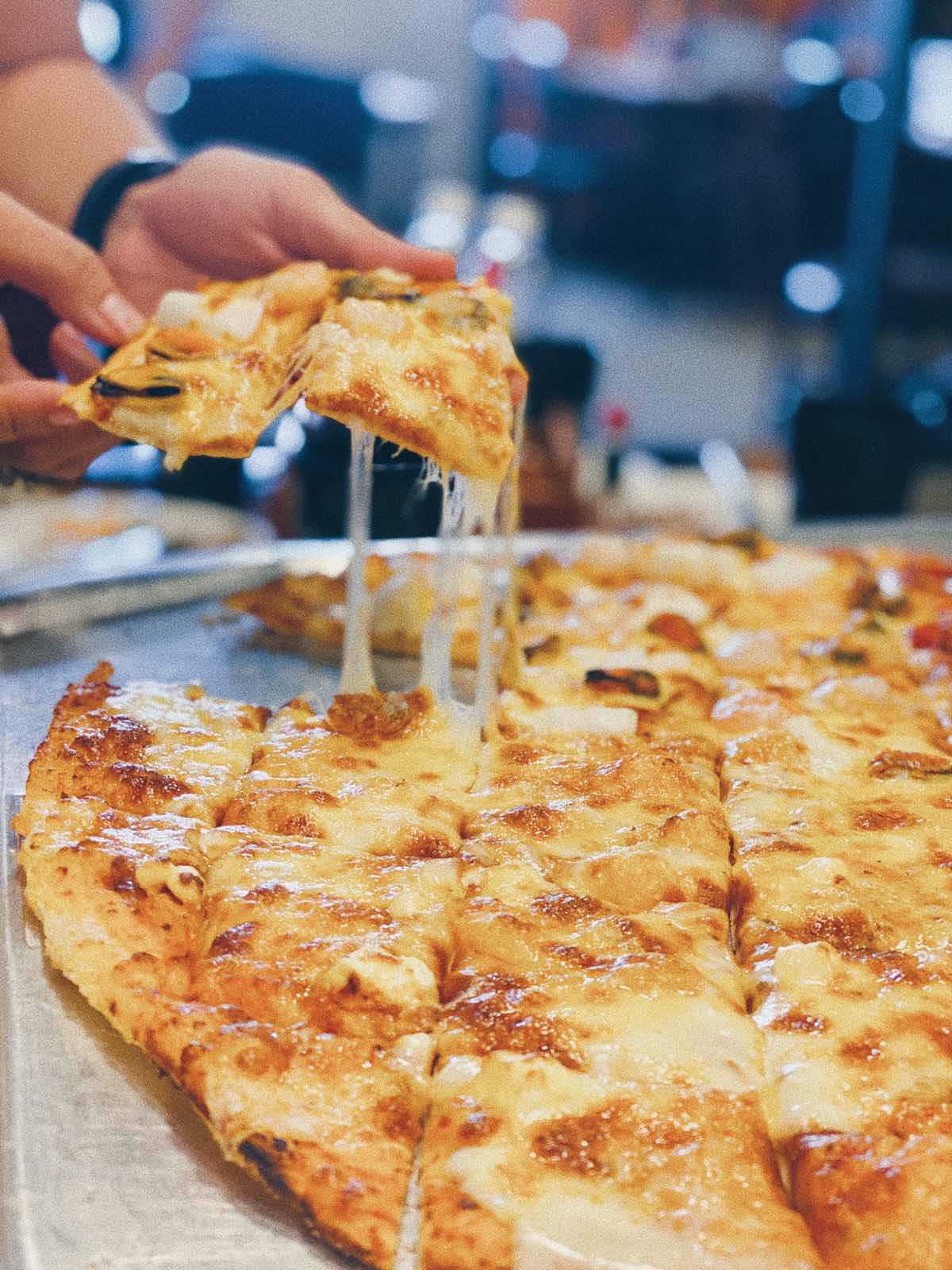Nhìn lớp phô mai béo ngậy cùng với pizza đế mỏng có được giòn và độ cháy vừa phải như thế này, ai có thể cưỡng lại được nhỉ. Có lẽ bạn sẽ “hấp thụ” thêm nhiều calories trong bữa này đấy. Tuy nhiên, lâu lâu hãy “xã” một chút nhé.