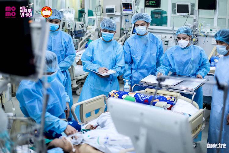 Các bác sĩ tiến hành hội chẩn cho một nam bệnh nhân đang cấp cứu tại A9 Bạch Mai 