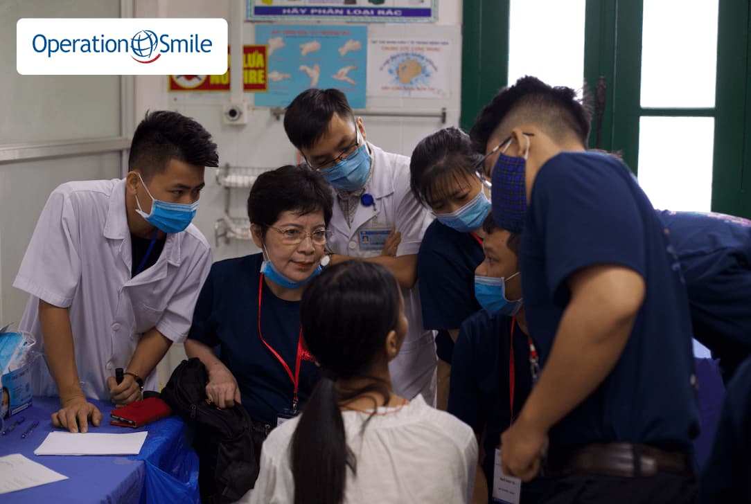 PGS TS Bác sĩ Lâm Hoài Phương hướng dẫn các học trò trong một chương trình khám sàng lọc năm 2020
