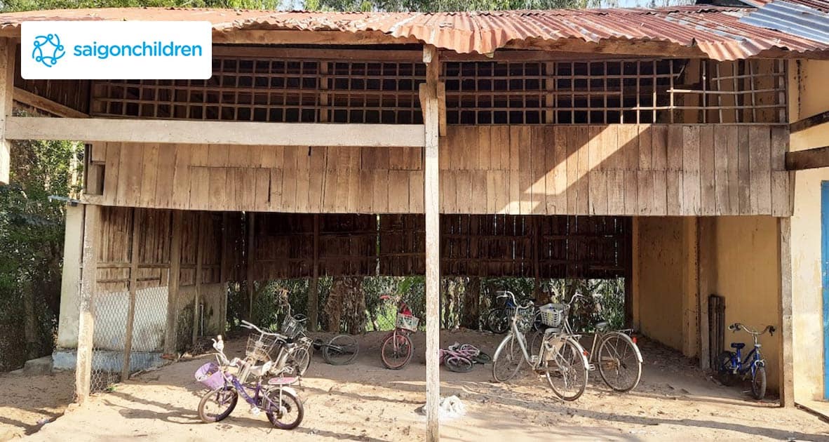 Chung tay với saigonchildren để xây những phòng học mới cho trường tiểu học B Nhơn Hưng, vốn được xây gần 30 năm và đang xuống cấp nghiêm trọng.