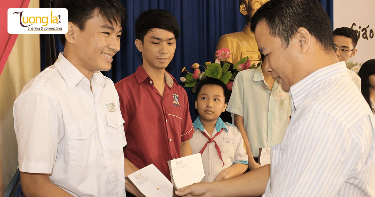 Cùng gây quỹ tặng 30 suất học bổng cho trẻ em mồ côi cha mẹ bởi dịch bệnh tại quận Tân Phú, TP.HCM.