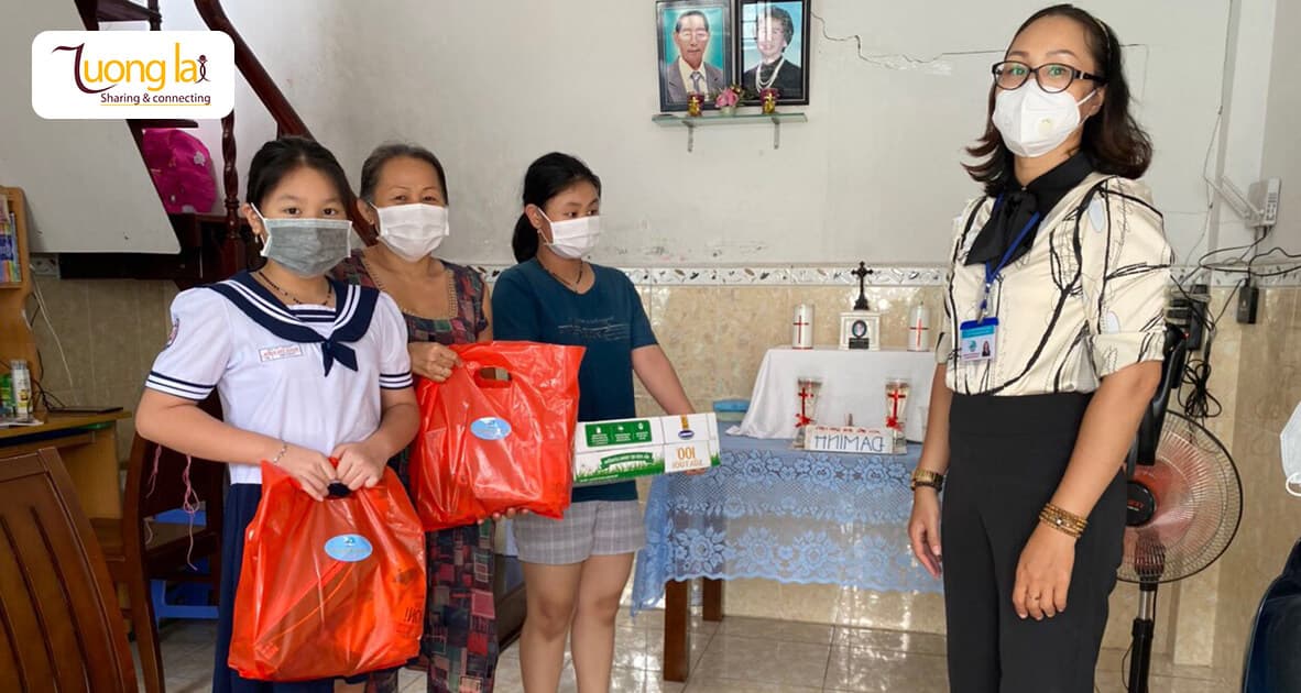 Mất ba - người lao động chính trong gia đình vì dịch bệnh, hai chị em Lê Nguyễn Thảo My và Lê Nguyễn Thảo Nhi đang sống cùng mẹ là công nhân may với nguồn thu nhập bấp bênh.