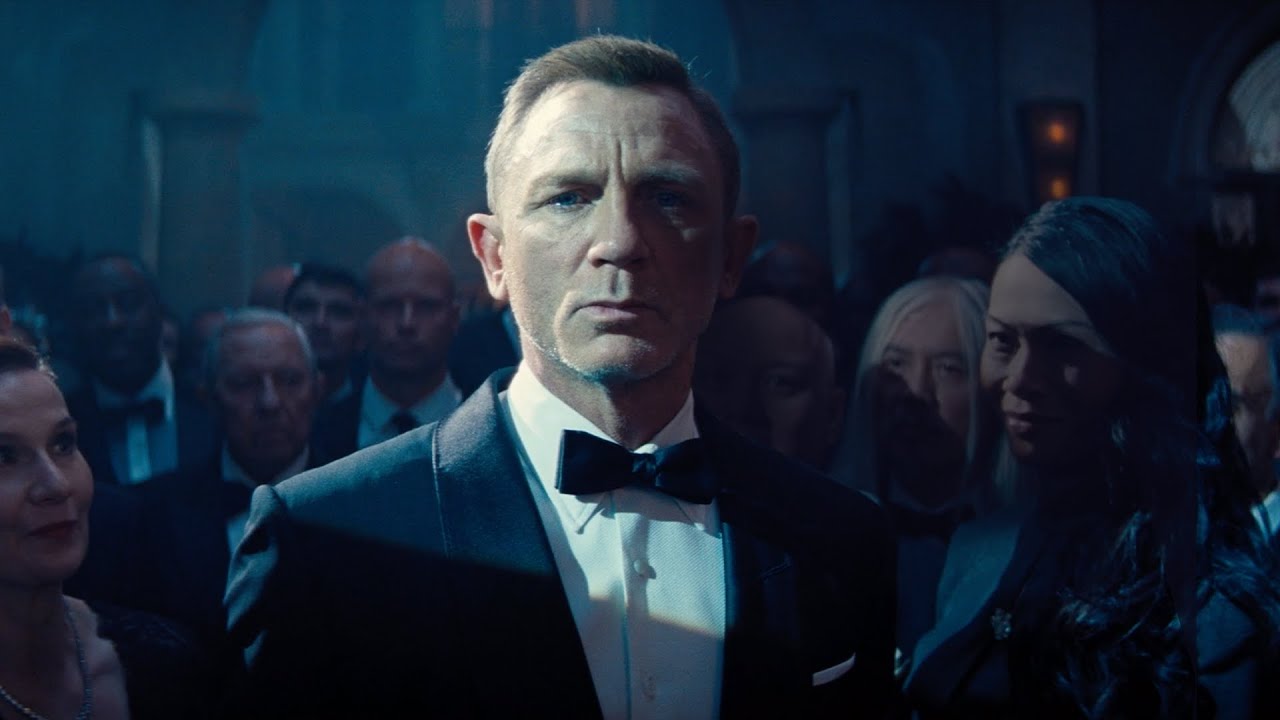 Lịch lãm và luôn bình tĩnh cùng sự gai góc của Daniel Craig trong vai James Bond.