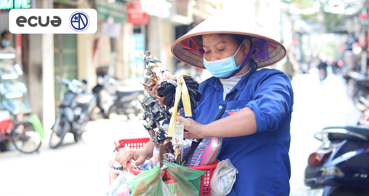 Gánh hàng rong là nguồn thu nhập duy nhất của chị Lợi để nuôi đứa con nhỏ