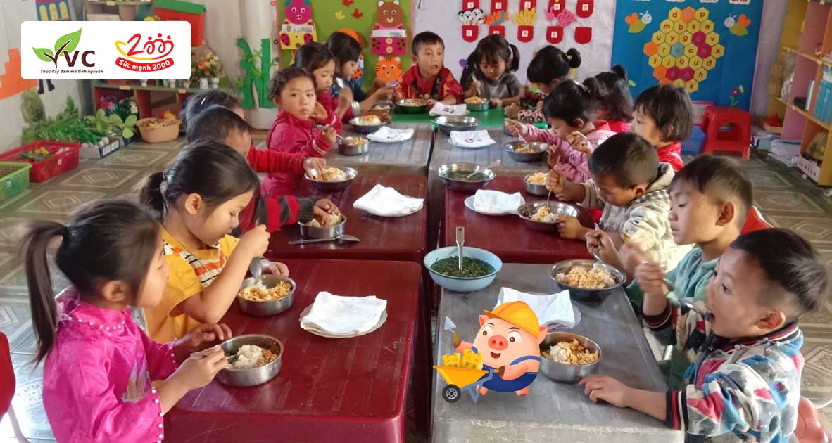 Chỉ có 1 phòng học nên mọi sinh hoạt từ học tập đến ăn uống, ngủ nghỉ của các em và cô giáo đều diễn ra chung 1 phòng học nhỏ