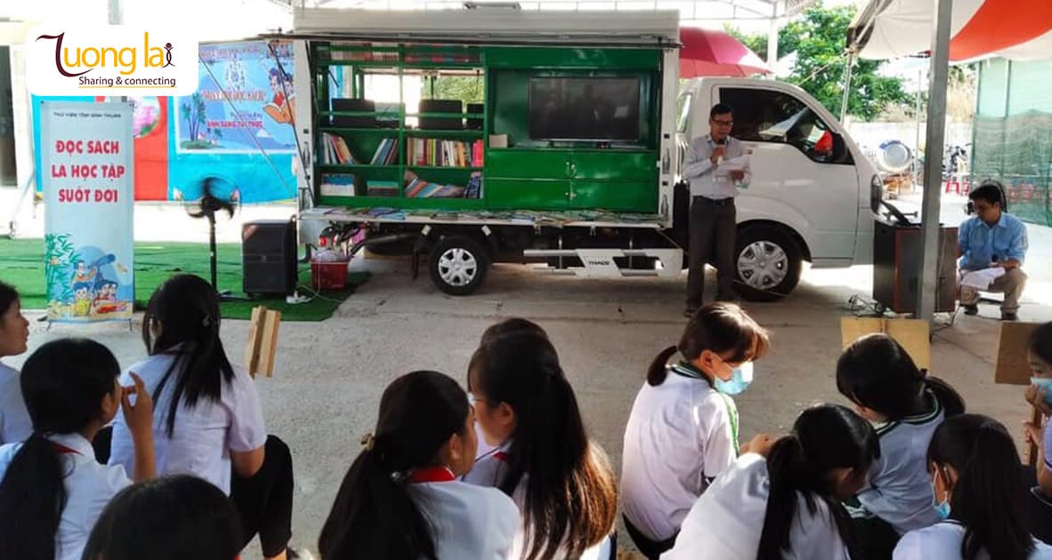 Một chiếc xe lưu động chở sách đến cho các em học sinh đọc sách
