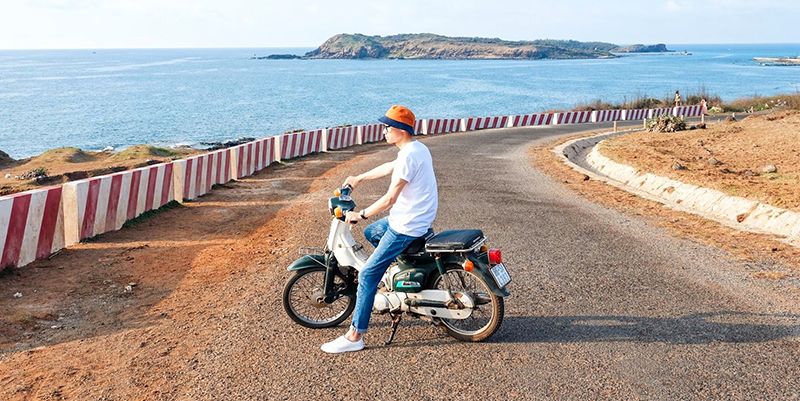 Phương tiện thuận lợi nhất để khám phá đảo Phú Quý là xe máy