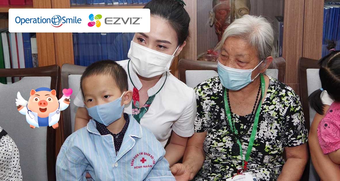 Em Trương Đức Huy năm nay 5 tuổi, đây là lần thứ 2 em nhận điều trị hở hàm ếch từ tổ chức Phẫu thuật Nụ Cười, bà ngoại là người luôn đồng hành cùng em trong cả 2 lần phẫu thuật