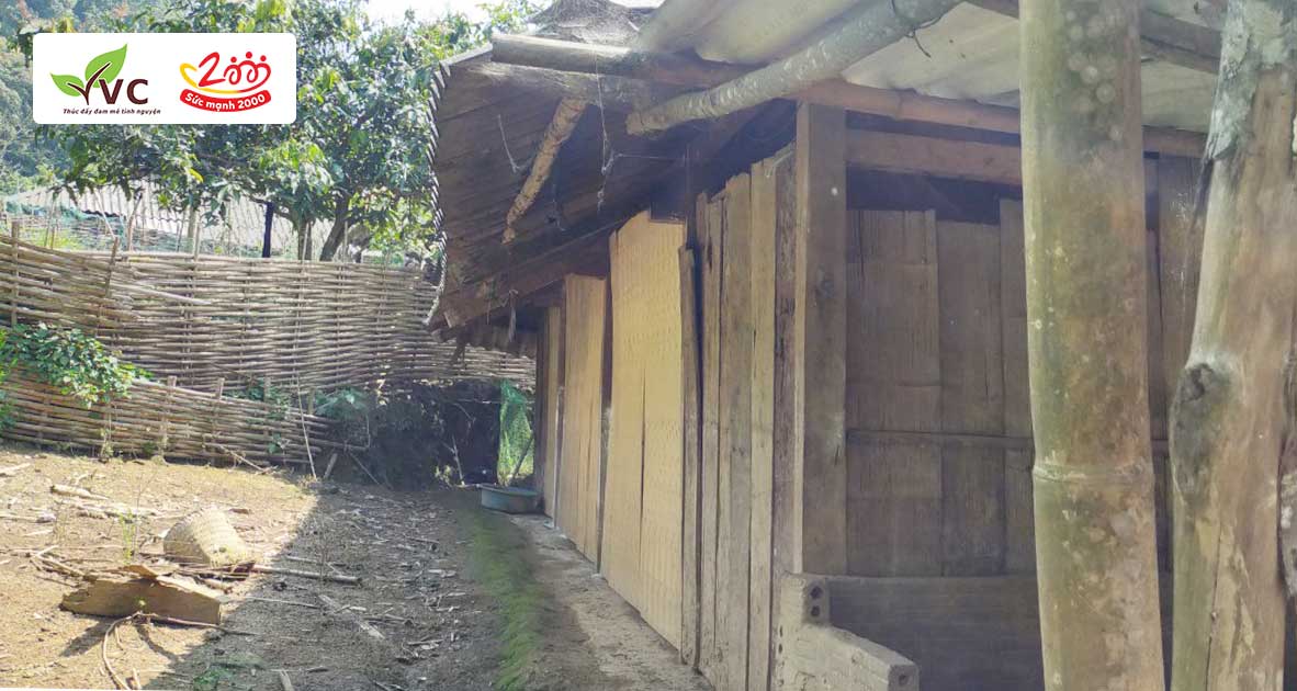 Ngôi nhà gỗ đơn sơ - nơi Sùng A Dỉ đang sinh sống cùng với gia đình bác - 1