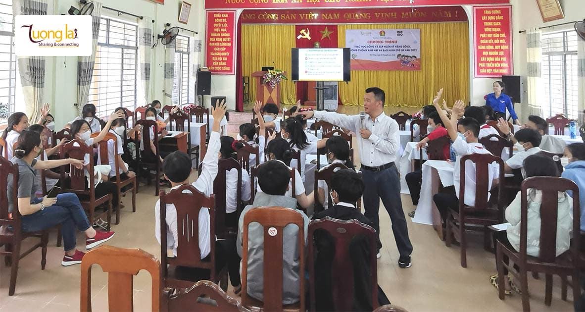 Chung tay cùng Trung tâm Tương Lai trao học bổng và tập huấn kỹ năng phòng chống xâm hại, bạo lực cho học sinh và cộng tác viên bảo vệ trẻ em tại huyện Tân Hồng, tỉnh Đồng Tháp - 1