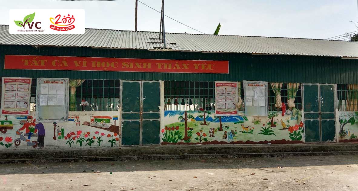 Hình ảnh lớp học bằng tôn đơn sơ, tạm bợ tại điểm trường Na Ngua, tỉnh Điện Biên - 1