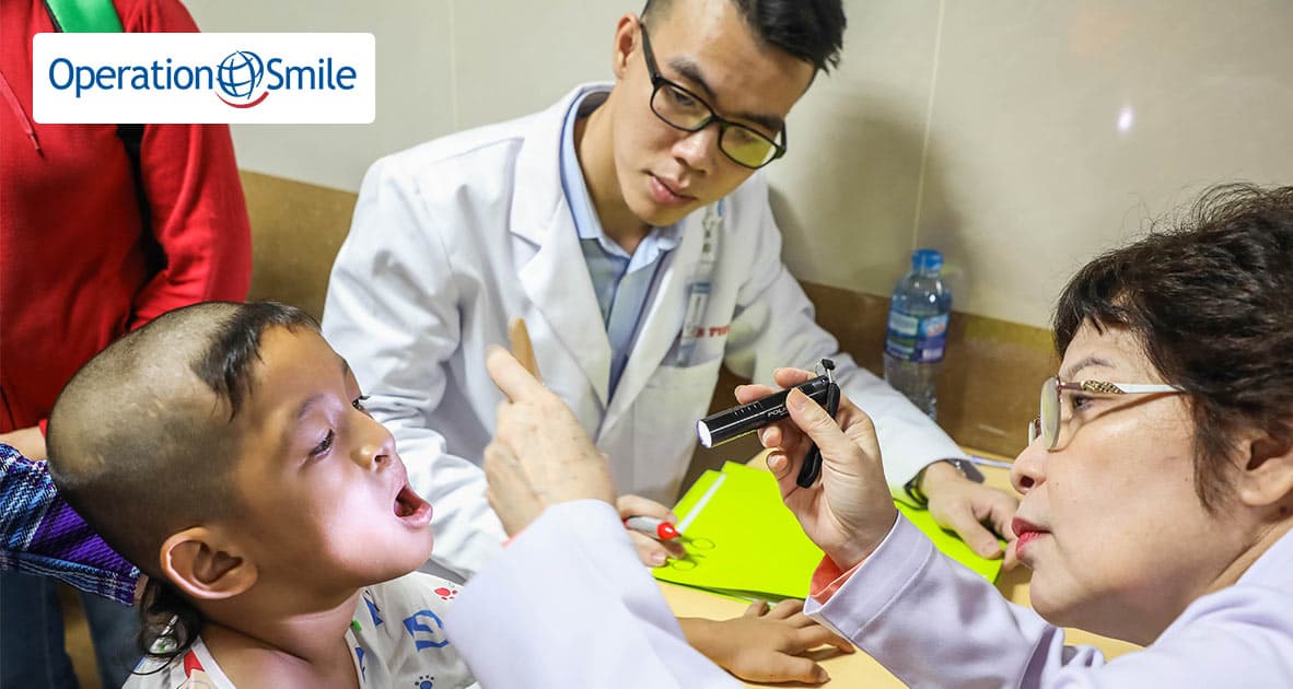 Operation Smile đến với Việt Nam bắt đầu từ năm 1989, đến nay tổ chức đã thực hiện được hơn 500 chương trình phẫu thuật tại hơn 35 tỉnh thành khắp cả nước - 2