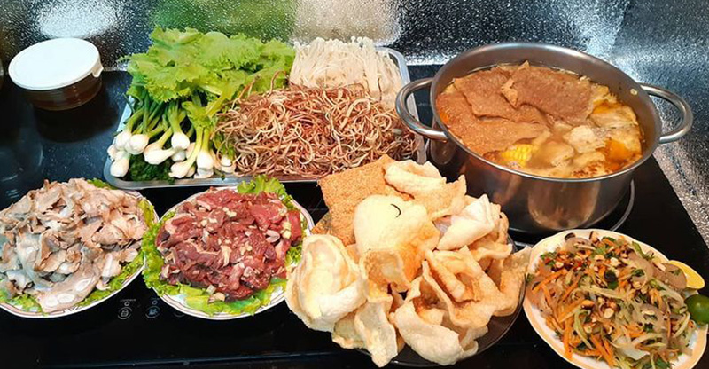 Bánh phồng tôm Sa Giang có thể kết hợp được với nhiều món ăn