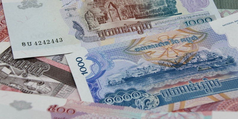 Đồng Riel Campuchia và Dollar Mỹ được sử dụng phổ biến.