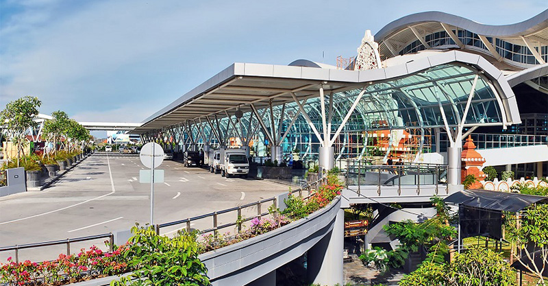 Indonesia hiện có 2 sân bay quốc tế lớn là Ngurah Rai ở Bali và Soekarno Hatta ở thủ đô Jakarta