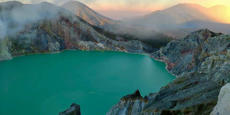 Vẻ đẹp độc đáo của hồ Hồ Axit Blue IJEN ở Indonesia