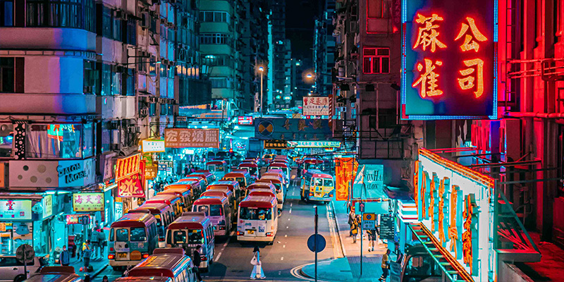 Phố phường Hong Kong khi lên đèn buổi tối.