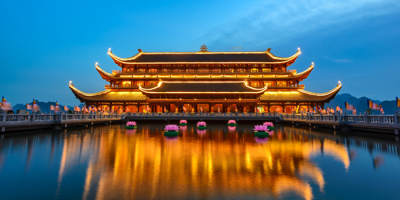 Chùa Tam Chúc được xem là ngôi chùa lớn nhất thế giới. 
