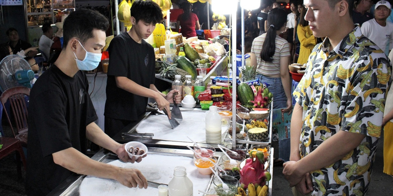 Rất dễ để tìm thấy những xe kem cuộn Thái Lan dọc khắp chợ đêm Phú Quốc
