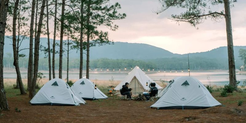 Cắm trại bên bờ hồ Tuyền Lâm được nhiều bạn trẻ yêu thích