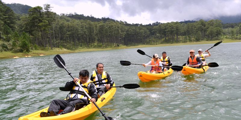Chèo thuyền kayak trên hồ Tuyền Lâm