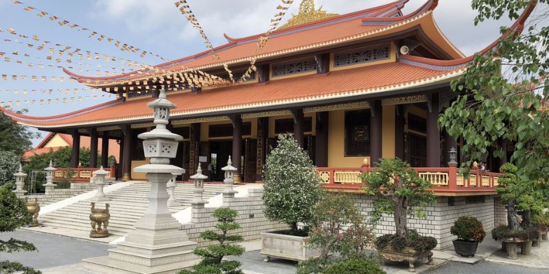 Thiền Viện Trúc Lâm tọa lạc trên núi Phụng Hoàng