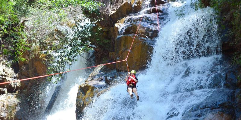 Tham gia các hoạt động khám phá mạo hiểm tại thác Datanla