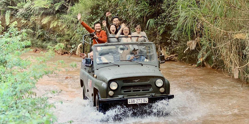 Tham quan làng Cù Lần bằng xe jeep là hình thức được đông đảo khách du lịch lựa chọn 